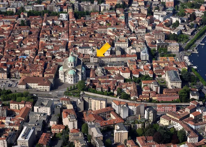 Piazza Duomo * קומו